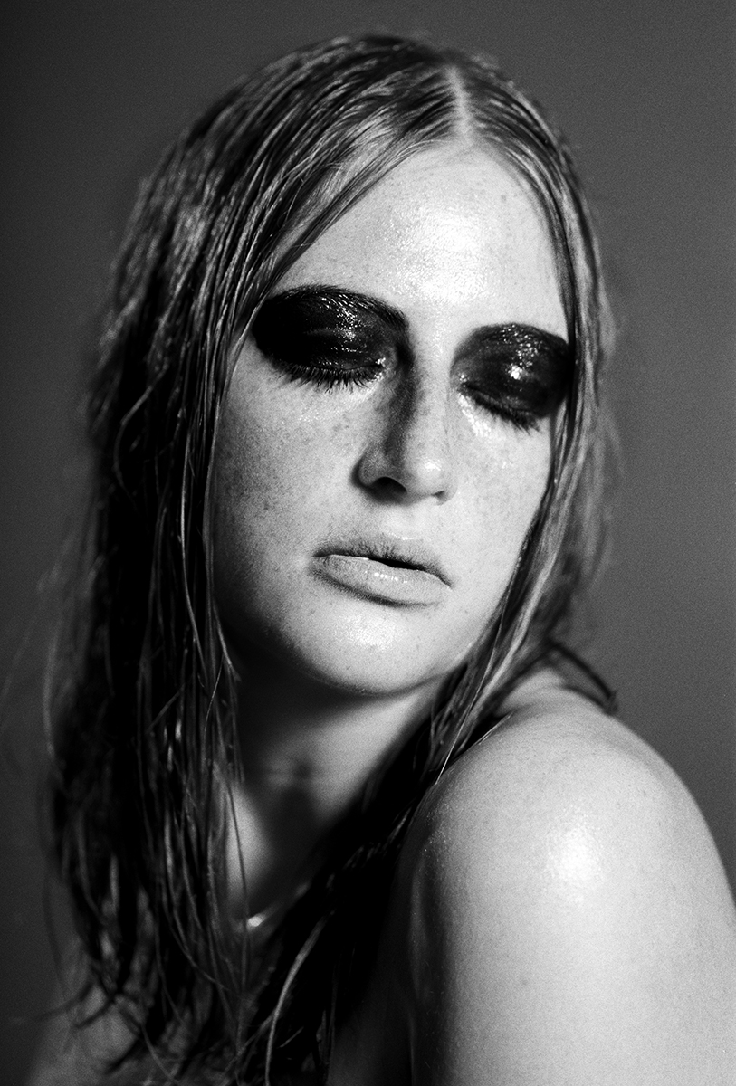 Monochrome portrait of Anna-Dora with sultry wet look makeup, shot by Anna Försterling.