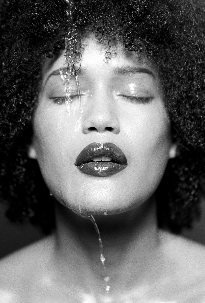Monochrome portrait of Nadi Dorothy with sultry wet look makeup, shot by Anna Försterling.