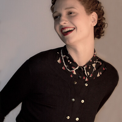 Step into the nostalgia of the 1940s with this captivating image featuring Eli S. The meticulously styled hairdo, created with waves, curls and papillots, perfectly complements the vintage make-up and transports you back to a bygone era of glamour and sophistication. #1940s #VintageGlamour ✨👗💄 Close-up photograph of a model with a 1940s hairstyle and vintage makeup, featuring waves, curls, and papilots. The model exudes timeless elegance, embodying the glamour of the era.