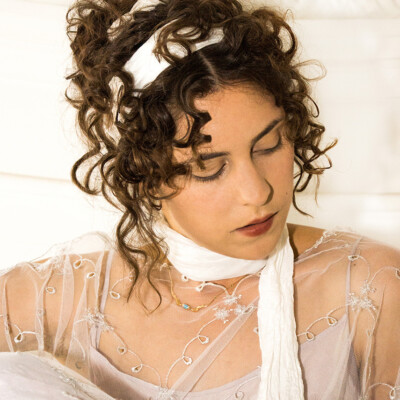 Enter the enchanting world of the Regency era with Hannah R. and her exquisite Empire hair and make-up from 1805-1810. Every curl and ribbon, meticulously crafted by hairstylist, make-up artist and photographer Anett Alexandra Bulano, transports us to a bygone era of grace and refinement. #RegencyReverie #EmpireElegance 🌹👑✨ Close-up portrait of model Hannah R. featuring an Empire Regency hairstyle and period make-up from 1805-1810. Inspired by ancient Roman influences, the hairstyle features intricate curls and delicate ribbons, perfectly capturing the elegance of the era. Photographed by Anett Alexandra Bulano.
