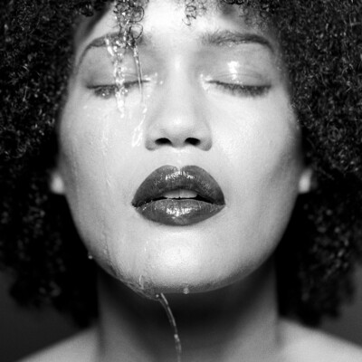 Dive into the world of timeless beauty with Nadi Dorothy in this captivating monochrome portrait by Anna Försterling. Makeup and hairstyling by Anett Alexandra Bulano. 💋✨ #MonochromeBeauty #SultryGlamour #TimelessElegance Monochrome portrait of Nadi Dorothy with sultry wet look makeup, shot by Anna Försterling.