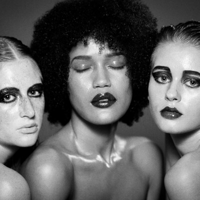 Dive into the world of high-end beauty with models Anna-Dora, Pia-Rebeca, and Nadi Dorothy in this captivating monochrome composition by Anna Försterling. Makeup and hairstyling by Anett Alexandra Bulano. 💄✨ #HighEndBeauty #AnalogPhotography #SultryGlamour High-end beauty photograph featuring three models with sultry wet look makeup, shot in black and white by Anna Försterling.