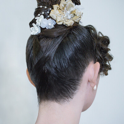 With Lea S and her exquisite hair and make-up from the 1820s and 1830s, step back in time to the Biedermeier era. Every curl and braid, meticulously crafted by hairstylist, make-up artist and photographer Anett Alexandra Bulano, captures the refined beauty of the era. #BiedermeierElegance #HistoricalBeauty 💐👒🎀 A close-up portrait of model Lea S, wearing a Biedermeier hairstyle and make-up inspired by the 1820s and 1830s. The hairstyle, created by hairstylist, make-up artist and photographer Anett Alexandra Bulano, features intricate curls, braids and specific details that perfectly evoke the elegance of the period.