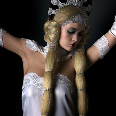 Join Lena D., who embodies the elegance of Erté-inspired beauty, on a journey back to the Roaring Twenties. Hair, makeup and photography by Anett Alexandra Bulano. 💫✨ #ErtéElegance #1920sGlamour #EditorialBeauty Editorial beauty portrait of model Lena D., dressed in Erté-inspired clothes with intricate hairstyling and glamorous 1920s make-up.