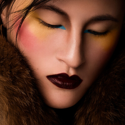 In this high-fashion make-up portrait by Vlada Migas, model Bui exudes exotic elegance. Makeup and hair styling by Anett Alexandra Bulano. 💋💫 High-fashion make-up portrait of model Bui in bright turquoise, red and tan tones, shot by Vlada Migas.
